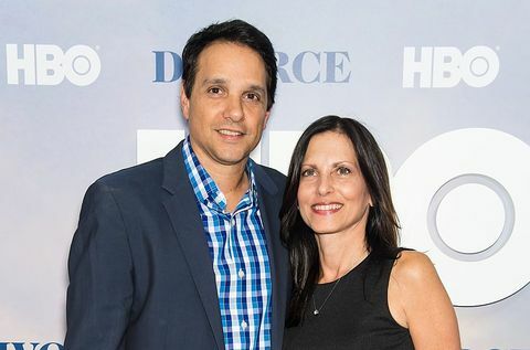 Niujorkas, spalio 04 d., aktorius Ralphas Macchio ir žmona, medicinos sesuo, Phyllis Fierro dalyvauja skyrybų Niujorko premjera „Sva“ teatre 2016 m. spalio 4 d. Niujorko miesto gilbert nuotraukoje carrasquillofilmmagic